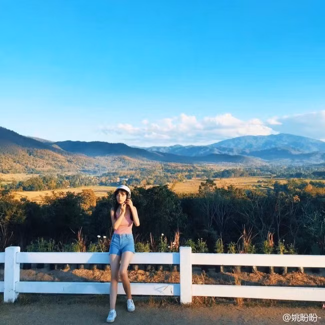 “Cuộc đời thật đẹp khi được đi, muôn nơi xa xôi rộng lớn”…khá phù hợp với cô nàng trong hoàn cảnh này.