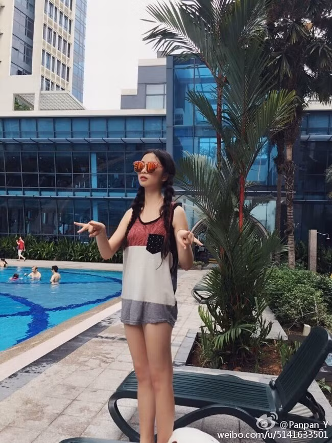 Trường Đảo cũng sở hữu đôi chân thon, dài miên man mà bao chị em mơ ước.