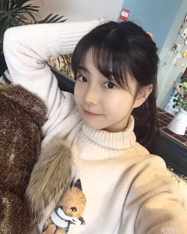 "Em gái này chắc chắn đã bị thời gian bỏ quên" - có người còn đoán Trường Đảo chắc mới chỉ học trung học mà thôi.