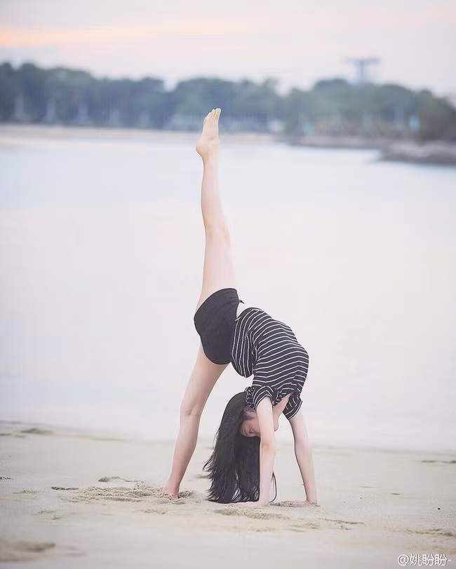 Sau khi hình ảnh của Trường Đảo được đông đảo giới trẻ truyền tay nhau trên các trang mạng xã hội, nhiều người đã nhầm lẫn cô với tiểu nữ thần Trần Đô Linh, một trong những gương mặt tiêu biểu nhất của giới nữ sinh Trung Quốc được gắn mác “con nhà người ta”.