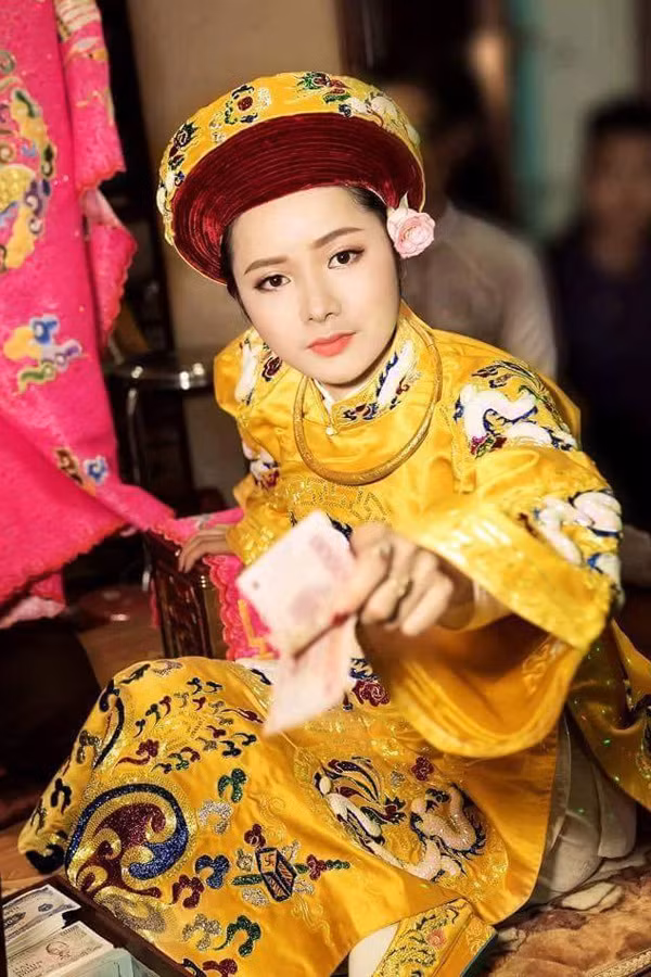 Nhan sắc của các cô đồng này khiến người xem phải trầm trồ, ngưỡng mộ.