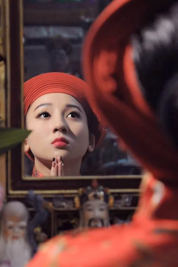 Còn cô đồng này vẫn toát lên vẻ xinh đẹp dù là đang ngồi trầm tư.