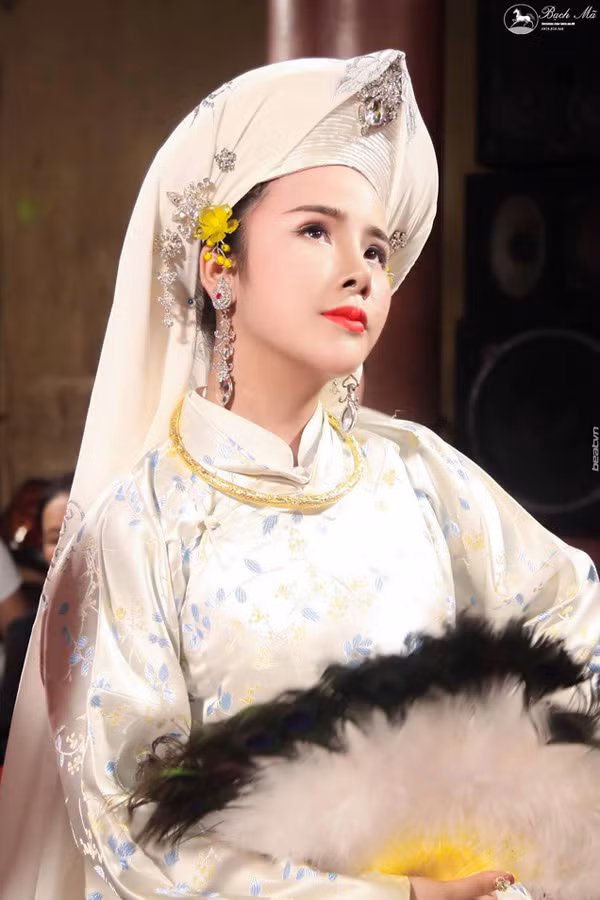 Trong ảnh là Tạ Mai Anh (sinh năm 1994 quê ở Nam Định), đang sống và làm việc tại Hà Nội. Ngoài công việc kinh doanh mỹ phẩm online và các công cụ hỗ trợ làm đẹp, Mai Anh còn được nhiều người biết đến với vai trò là một cô đồng hot girl xinh đẹp.