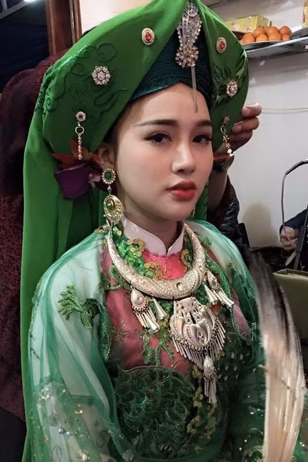 Tại Việt Nam, lễ hầu đồng thường được tổ chức nhiều lần trong một năm vào các dịp lễ tết, thường là tại các lễ hội đền thánh, phủ mẫu... Dịp lễ Tết Nguyên đán 2017 vừa qua, lễ hầu đồng được tổ chức tại nhiều địa phương, trong đó, xuất hiện nhiều cô đồng xinh đẹp gây chú ý.