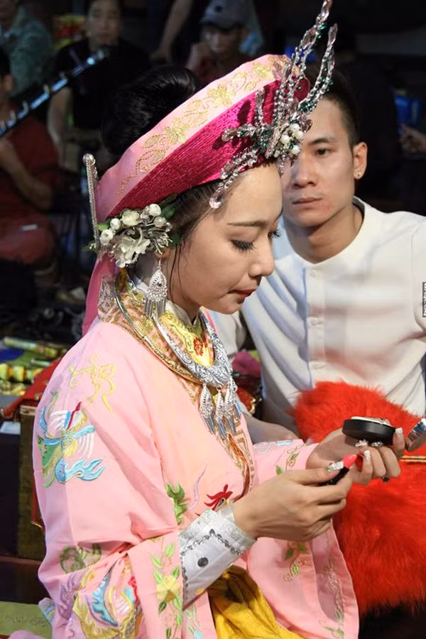 Nhan sắc của những 'cô đồng' 9x này nhận được nhiều sự khen ngợi.