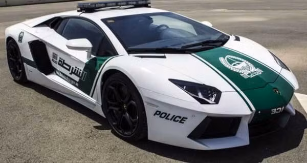 Cảnh sát đi Bentley, Ferrari, Lamborghini là chuyện bình thường trên phố.
