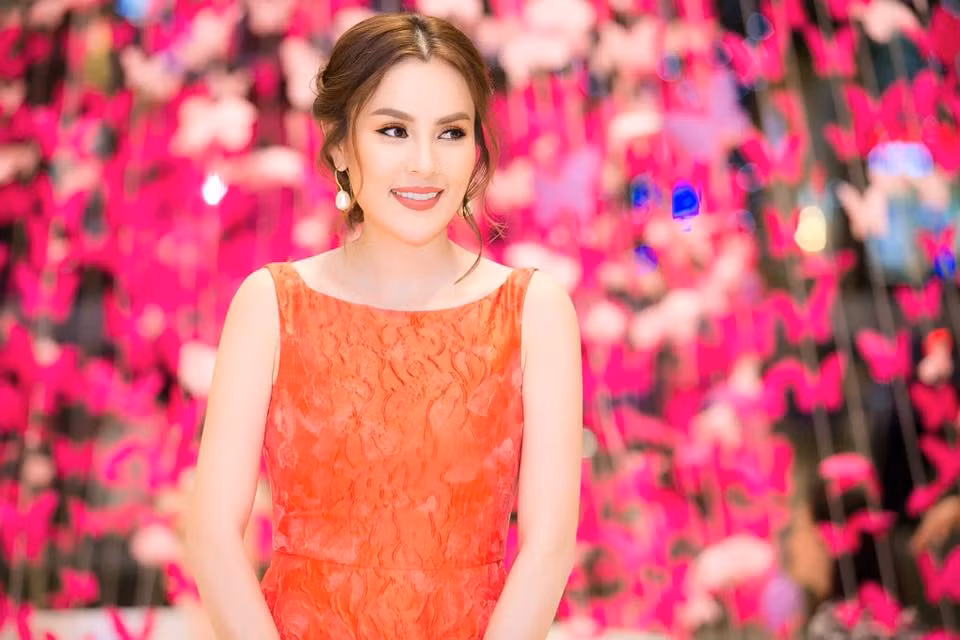 Quan điểm và lối suy nghĩ, hành động đề cao tình cảm, sự quan tâm lẫn nhau giữa những thành viên trong gia đình của nữ CEO xinh đẹp Phương Lê đã truyền cảm xúc cho không ít bạn trẻ, đặc biệt là những người vừa làm vợ, làm mẹ. Câu chuyện "rửa chân cho chồng" vì thế cũng là một dấu ấn vui, giàu ý nghĩa, góp phần tôn vinh hơn nữa thiên chức và tầm quan trọng của những người phụ nữ trong dịp 8/3 sắp tới. Ảnh trong bài: Facebook nhân vật.