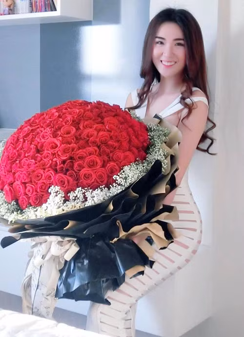 “Mình nhận được bó hoa đúng ngày 8/3. Không rõ bao nhiêu bông vì nhiều quá, đếm không nổi”, người đẹp “The Face” hạnh phúc khi nhắc đến bó hoa hồng khổng lồ nhận được.
