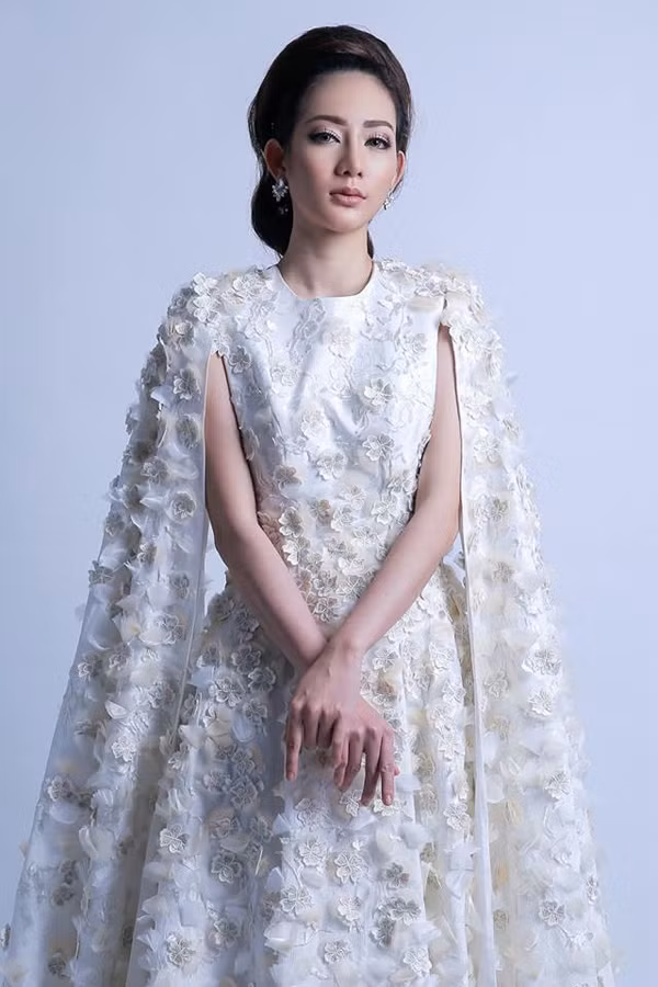 Cô nàng cũng khiến fan cười bò với cách đặt tên cho bộ ảnh mới: 'Khi Nhã Nhã giả gái!'.