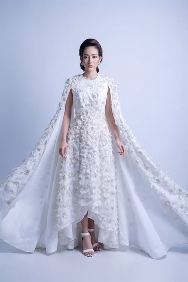 Khoác lên mình bộ váy được thiết kế lộng lẫy, Kim Nhã ngày càng thể hiện được phong cách của một người mẫu chuyên nghiệp.