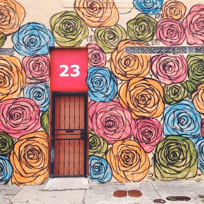 Bản thân cánh cửa thì không có gì đặc biệt, nhưng triệu đóa hồng xung quanh mới ăn điểm.