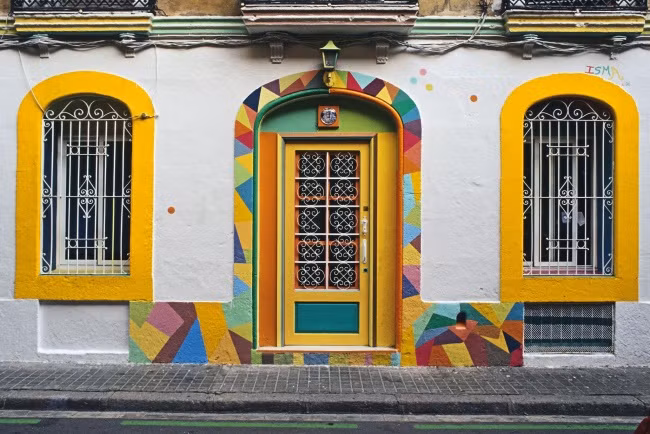 Chủ nhân ngôi nhà này chắc hẳn phải là một họa sĩ, thì mới có những khung cửa đẹp từ hoa văn song sắt đến cả họa tiết trang trí bên ngoài.