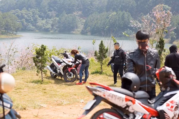 Đây không phải lần đầu tiên câu chuyện về ý thức của khách du lịch, phượt thủ được nhắc đến. Từ cánh đồng hoa cải của nông dân Mộc Châu, những bãi rác trên các cung đường, điểm check-in dân phượt đi qua, chiếc cầu gỗ ở suối Cá thần bị nhóm bạn trẻ làm vui đùa làm gãy… và hôm nay là câu chuyện buồn ở Đà Lạt.