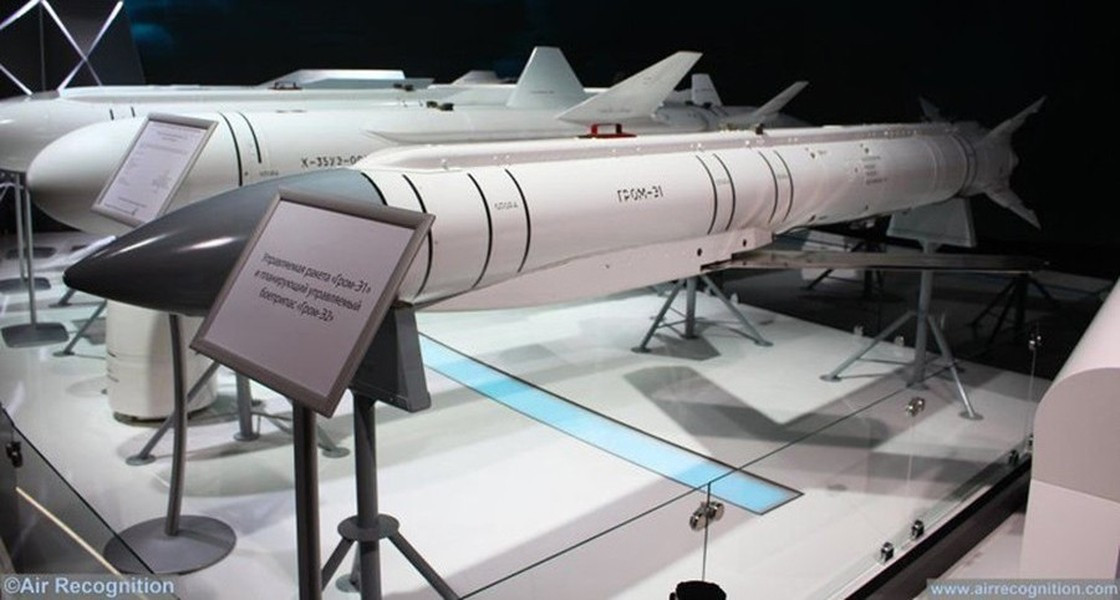 Nhưng hiện tại, Lực lượng Hàng không vũ trụ và Hải quân Nga đã đưa tên lửa dẫn đường Grom-E1 và bom lượn có độ chính xác cao Grom-E2 vào thành phần trực chiến, điều này gây ra bất ngờ không nhỏ cho giới quan sát.