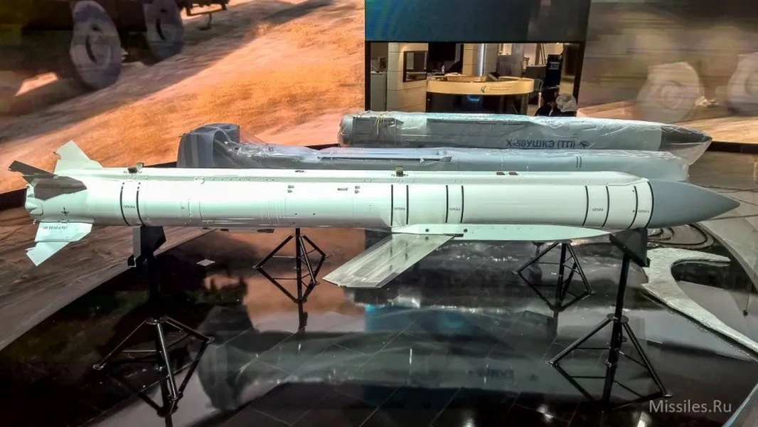 Tên lửa Kh-38 ban đầu được phát triển để tiêu diệt các mục tiêu mặt nước, mặc dù vậy rất nhanh sau khi đánh giá được tiềm năng của vũ khí mới, phạm vi nhiệm vụ của nó đã được mở rộng.