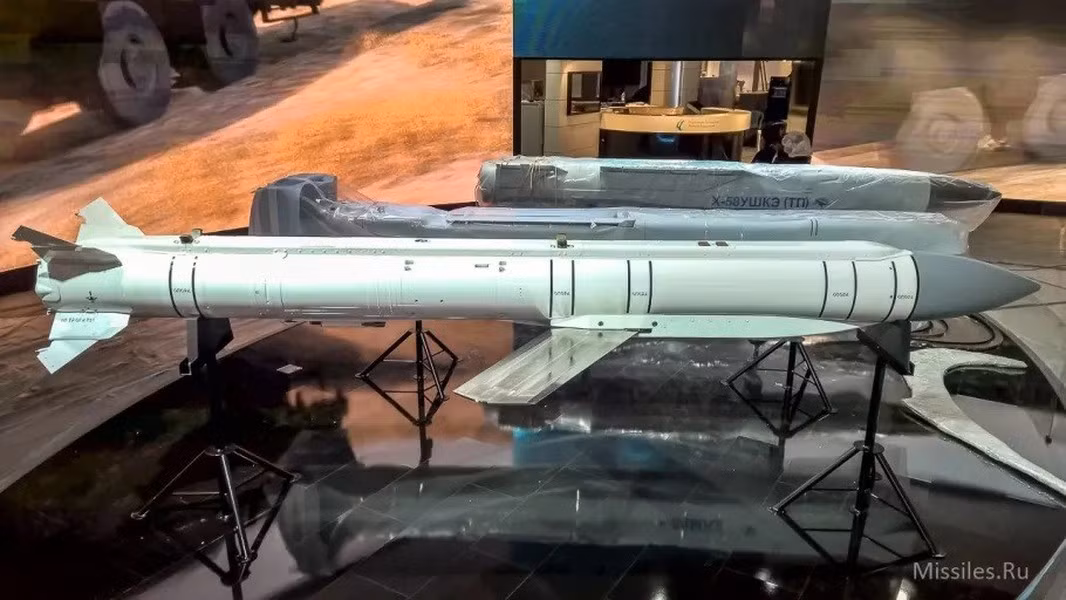 Tên lửa Kh-38 ban đầu được phát triển để tiêu diệt các mục tiêu mặt nước, mặc dù vậy rất nhanh sau khi đánh giá được tiềm năng của vũ khí mới, phạm vi nhiệm vụ của nó đã được mở rộng.