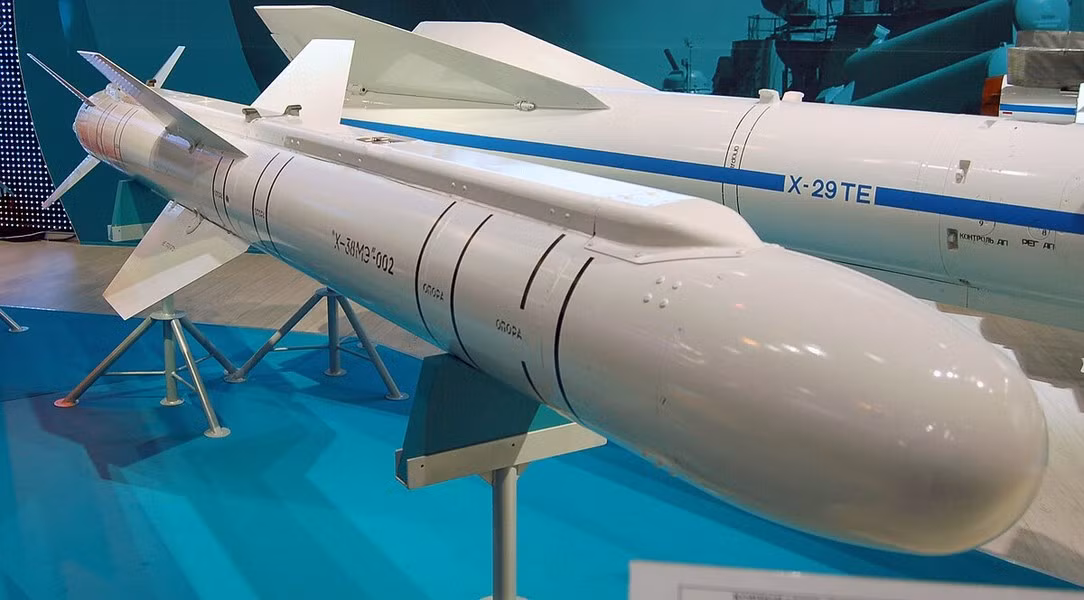 Các dòng tên lửa/bom lượn Grom-E1/E2 có thể trang bị cho máy bay ném bom tiền tuyến Su-34, tiêm kích đa năng Su-35 và cả chiến đấu cơ tàng hình Su-57 thế hệ thứ năm.