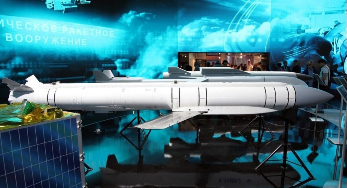 "Tên lửa lai" Kh-38 có dạng module, cơ chế dẫn đường của tất cả các phiên bản bao gồm kết hợp giữa điều khiển theo quán tính trên quỹ đạo đầu tiên, sau đó dùng đầu dò dẫn đường trong giai đoạn tiếp cận mục tiêu.