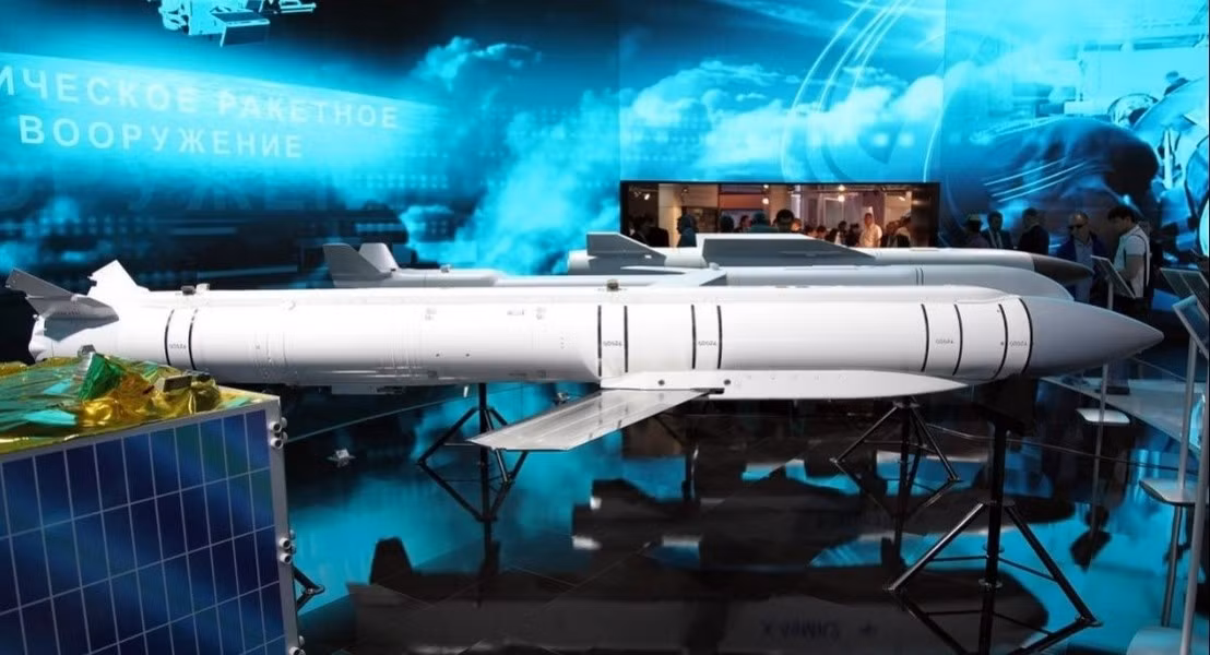 "Tên lửa lai" Kh-38 có dạng module, cơ chế dẫn đường của tất cả các phiên bản bao gồm kết hợp giữa điều khiển theo quán tính trên quỹ đạo đầu tiên, sau đó dùng đầu dò dẫn đường trong giai đoạn tiếp cận mục tiêu.