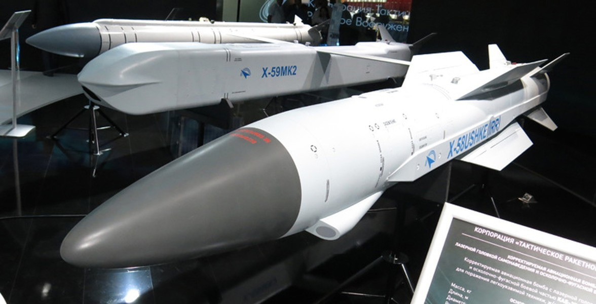 Vũ khí này lần đầu tiên được giới thiệu cách đây gần 10 năm, tại Triển lãm Hàng không - Vũ trụ Quốc tế MAKS-2015, mặc dù vậy trong nhiều năm tiếp theo nó vẫn chỉ tồn tại ở dạng mô hình trình diễn.