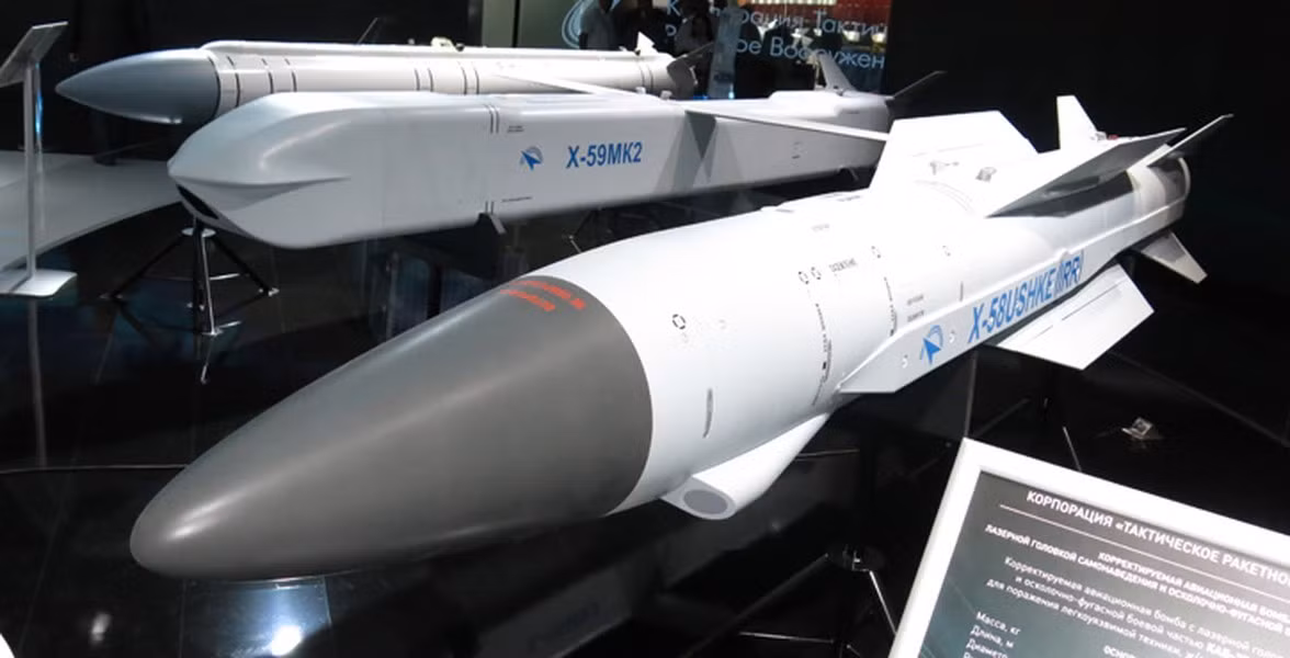 Vũ khí này lần đầu tiên được giới thiệu cách đây gần 10 năm, tại Triển lãm Hàng không - Vũ trụ Quốc tế MAKS-2015, mặc dù vậy trong nhiều năm tiếp theo nó vẫn chỉ tồn tại ở dạng mô hình trình diễn.