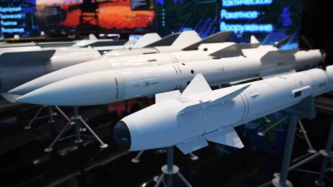 Tuy vậy thực chất nhận định trên không hoàn toàn đúng, bởi có hai phiên bản Grom, một là tên lửa Kh-38 Grom-E1, trong khi mẫu còn lại là bom lượn Grom-E2.