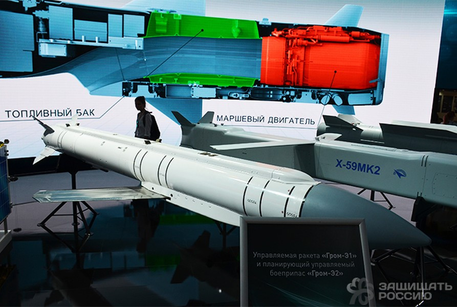 Hiện tại Nga đã tạo ra nhiều phiên bản Grom-E1 bao gồm: Kh-38ML sử dụng đầu dò laser, Kh-38MK được dẫn đường vệ tinh GLONASS, Kh-38MT trang bị đầu dò ảnh nhiệt và Kh-38MA sử dụng radar chủ động.