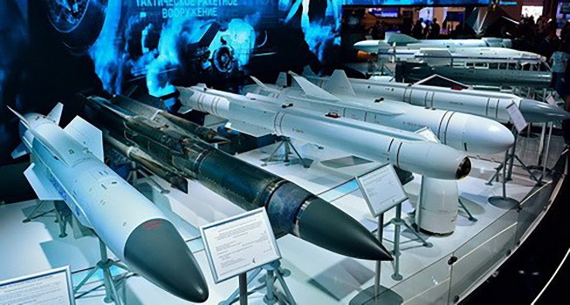 Các phiên bản mới nhất của Grom-E1 và Grom-E2 có khả năng tấn công không chỉ tàu chiến cả mục tiêu mặt đất, bao gồm công trình kiên cố và xe bọc thép, ngay cả đối tượng đang di chuyển.