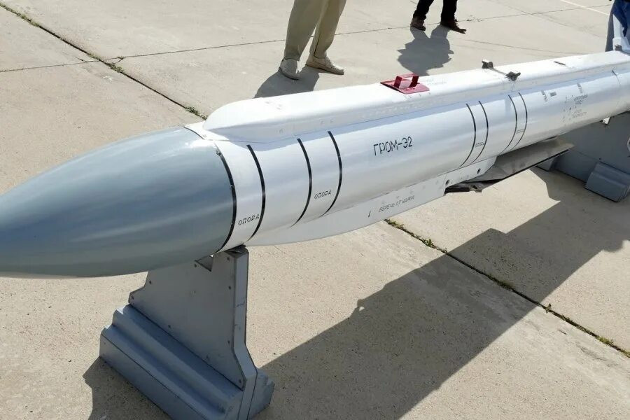 Không chỉ có vậy, tên lửa Kh-38 Grom-E1 còn có thể bắn từ trực thăng tấn công Ka-52, tại Diễn đàn Army-2024, tên lửa Kh-38ML lần đầu tiên được trình diễn trong kho vũ khí của chiếc Alligator.