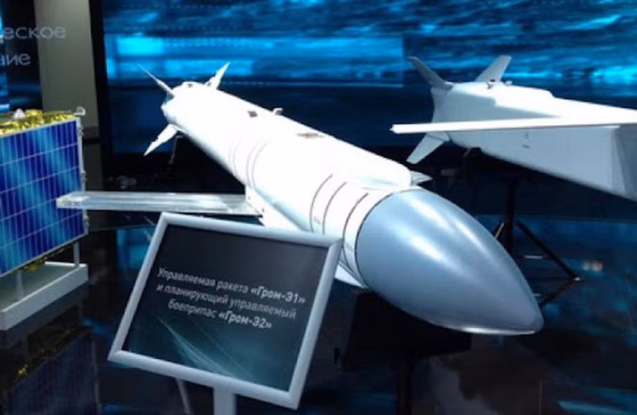 Giới chuyên gia quân sự cho rằng Grom - trong thiết kế của nó - là một dạng kết hợp giữa tên lửa và bom dẫn đường, khiến nó được gọi là "tên lửa lai", và đây chính là yếu tố khiến vũ khí này trở nên "không điển hình".