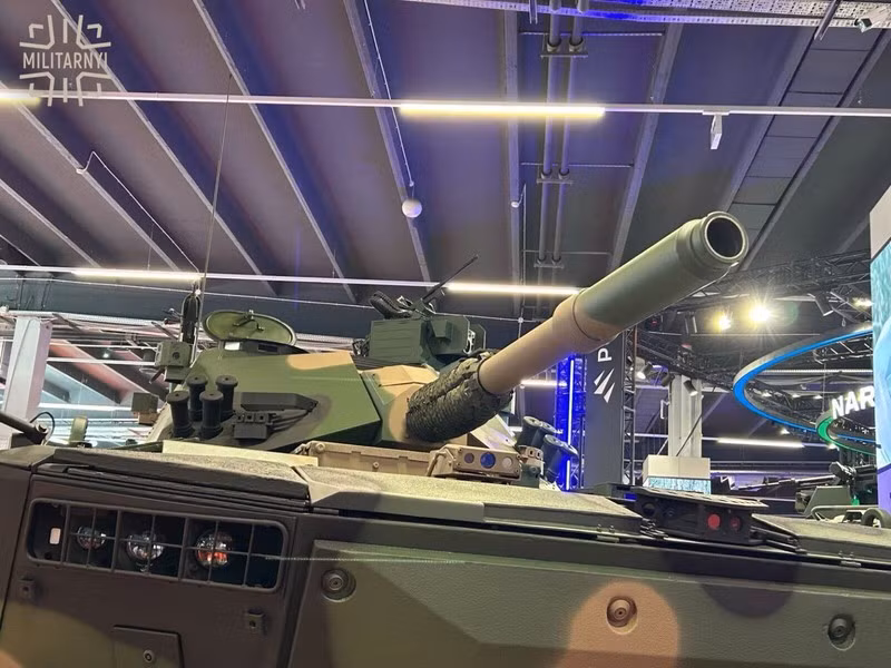 Trên phiên bản mới nhất, tháp pháo đã được sửa đổi với nòng dài hơn 76,2 cm (tương đương 30 inch), tốc độ bắn cũng tăng từ 6 - 8 phát/phút lên 10 - 12 phát mỗi phút.