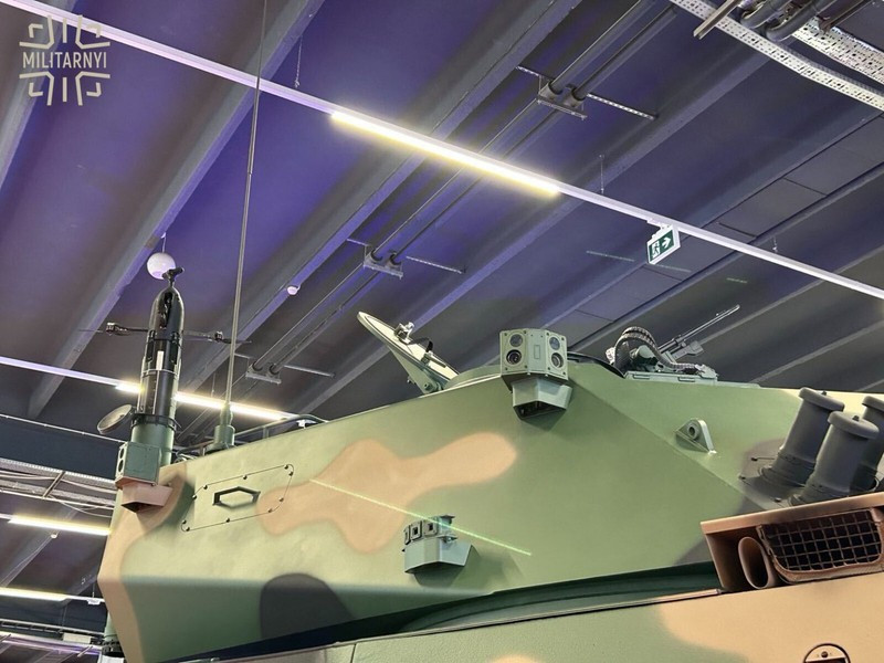 Ngoài ra nhờ nâng cao mức độ tự động hóa thông qua hệ thống điều khiển hỏa lực tiên tiến mà kíp vận hành đã giảm đi. Khung gầm thiết giáp bánh xích Borsuk cho dù đã mang thêm module súng cối, đạn dược và các thiết bị khác nhưng vẫn duy trì được khả năng bơi.