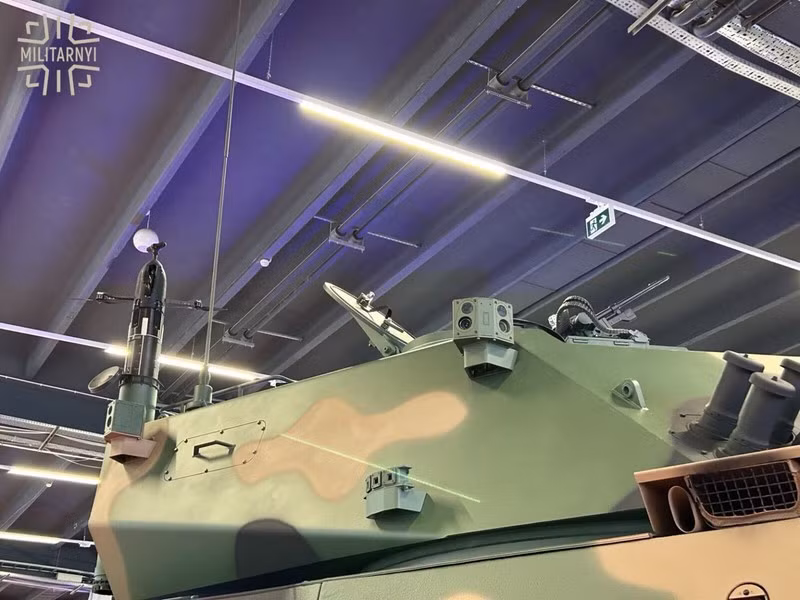 Ngoài ra nhờ nâng cao mức độ tự động hóa thông qua hệ thống điều khiển hỏa lực tiên tiến mà kíp vận hành đã giảm đi. Khung gầm thiết giáp bánh xích Borsuk cho dù đã mang thêm module súng cối, đạn dược và các thiết bị khác nhưng vẫn duy trì được khả năng bơi.