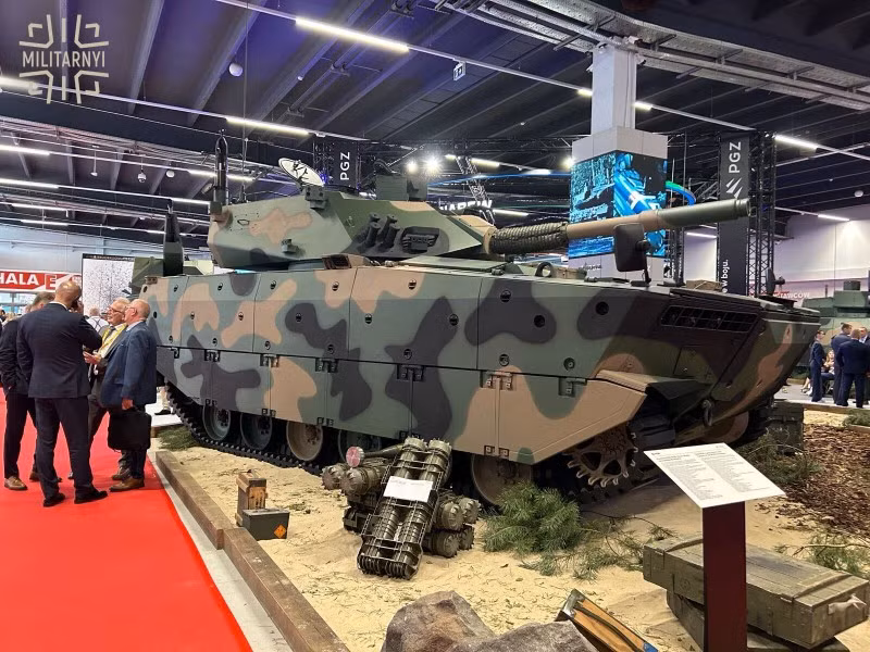 Bên cạnh pháo phòng không tự hành SA-35, tại Triển lãm MSPO 2024, một vũ khí khác của Ba Lan cũng thu hút sự quan tâm lớn đó là súng cối tự hành RAK M120 cỡ 120 mm trên khung gầm thiết giáp bánh xích Borsuk.