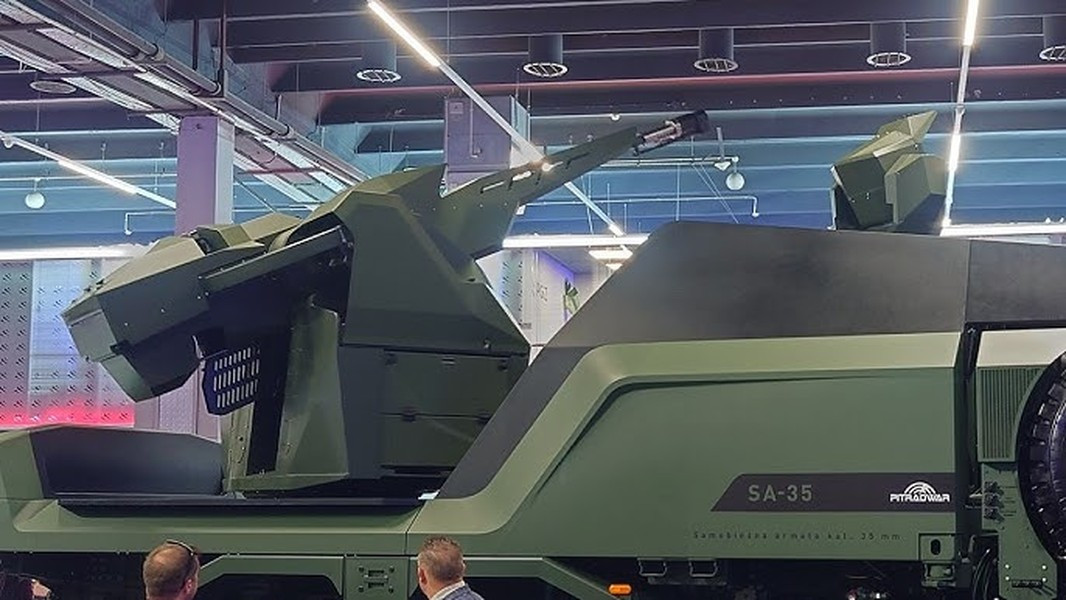 Khả năng cơ động cao của tổ hợp ngay cả trên đường địa hình được đảm bảo bởi khung gầm xe tải JELCZ 6×6 của Ba Lan với cabin bọc thép. Không chỉ bản thân tháp pháo mà hệ thống ổn định của nó cũng được tích hợp trên khung cơ sở.