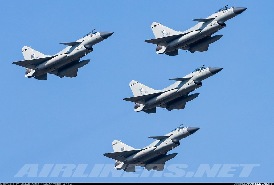 Với tư cách của một máy bay chiến đấu thế hệ thứ 4 hiện đại hóa, tiêm kích J-10CE được trang bị nhiều loại tên lửa không đối không, không đối đất, chống hạm cũng như tên lửa chống radar.