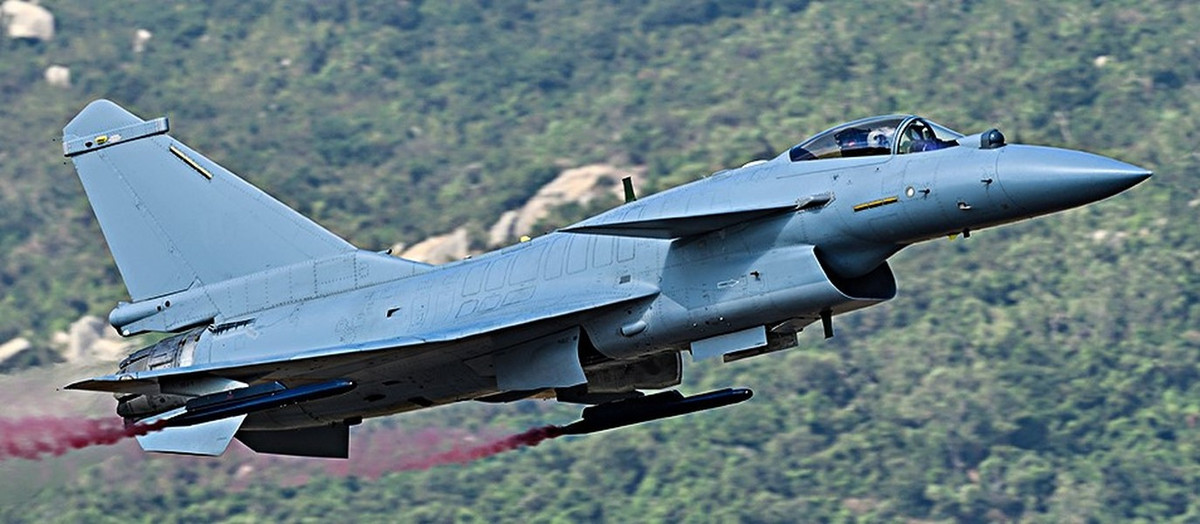 Đáng sợ nhất trong kho vũ khí không chiến của J-10CE là tên lửa PL-15, có thể vươn tới cự ly 300 km, vận tốc tối đa đạt 4.900 km/h, tức là vượt trội AIM-120D AMRAAM của Mỹ hay R-77-1 của Nga.