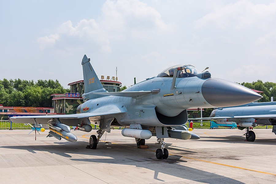 Phiên bản tiêm kích J-10CE đã được Trung Quốc giới thiệu lần đầu tiên tại Triển lãm Hàng không quốc tế Chu Hải 2018 cho mục đích xuất khẩu với nhiều nâng cấp rất đáng giá.
