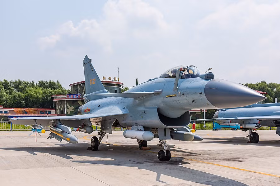 Phiên bản tiêm kích J-10CE đã được Trung Quốc giới thiệu lần đầu tiên tại Triển lãm Hàng không quốc tế Chu Hải 2018 cho mục đích xuất khẩu với nhiều nâng cấp rất đáng giá.