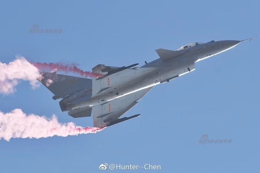 Trong tác chiến tầm gần, tiêm kích J-10CE có thể tin cậy vào tên lửa PL-10, đây là loại đạn có động cơ đẩy vector cùng cánh lái lớn, giúp nó thao diễn cực kỳ linh hoạt, được lắp đầu dò hồng ngoại độ nhạy rất cao. Tầm bắn của PL-10 ước tính vào khoảng 30 km.