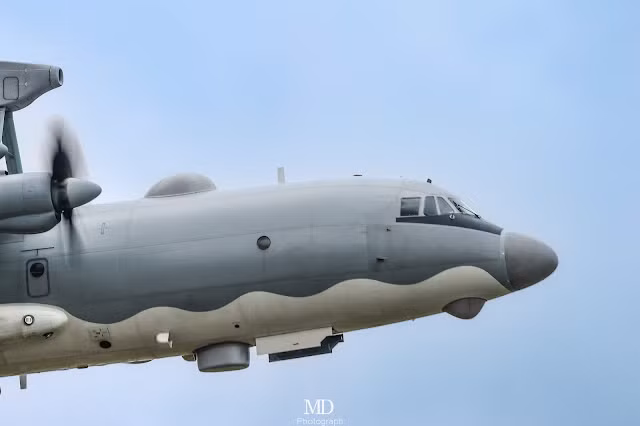 Các chuyên gia tin rằng, thanh cân bằng của Y-9LG được thiết kế cho các hoạt động tấn công. Nó phát ra các chùm tia radar quét điện tử để phá vỡ hệ thống radar của đối phương, cho phép Y-9LG thực hiện các cuộc tấn công điện tử chính xác vào nhiều mục tiêu từ khoảng cách xa. 