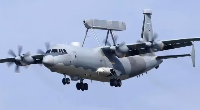 Các tính năng của Y-9LG phù hợp với các phát triển trước đó của Quân đội Trung Quốc, chẳng hạn như KJ-500 (High New 10), cũng sở hữu khả năng tác chiến điện tử như các mẫu khác như Y-8JZ (High New 8). 