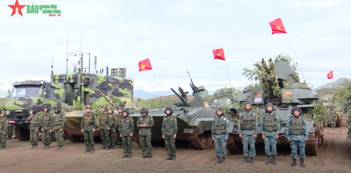 Tháp pháo của XCB-01 được chế tạo bằng cách hàn và khác biệt như BMP-1, có hình đa giác và “góc cạnh” hơn hẳn, nó được trang bị 6 ống phóng lựu để tạo màn khói ngụy trang, đi kèm súng máy NSVT 12,7 mm.