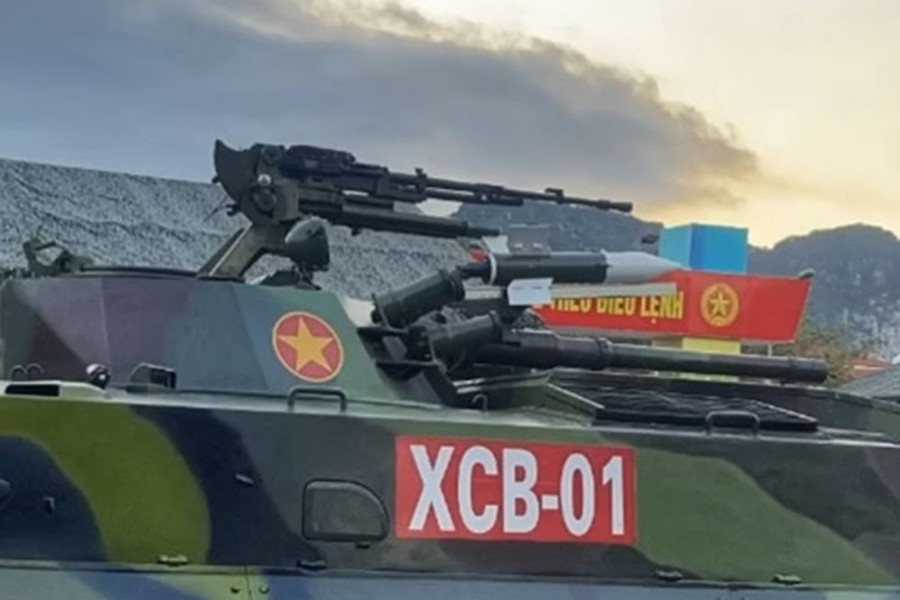 Tên lửa chống tăng này chính là sự phát triển từ AT-3 Malyutka của Liên Xô, sử dụng hệ thống điều khiển mới theo cơ chế bán tự động và tích hợp đầu đạn song song nhằm xuyên phá giáp phản ứng nổ.