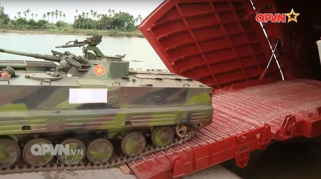 Việt Nam là quốc gia đang sử dụng khá nhiều xe chiến đấu bộ binh BMP-1 của Liên Xô.