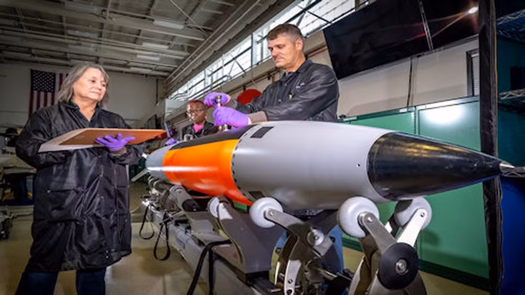 Quả bom này có bốn tùy chọn sức công phá, từ 0,3 kiloton đến 50 kiloton, cho phép điều chỉnh sức công phá dựa trên nhu cầu nhiệm vụ.