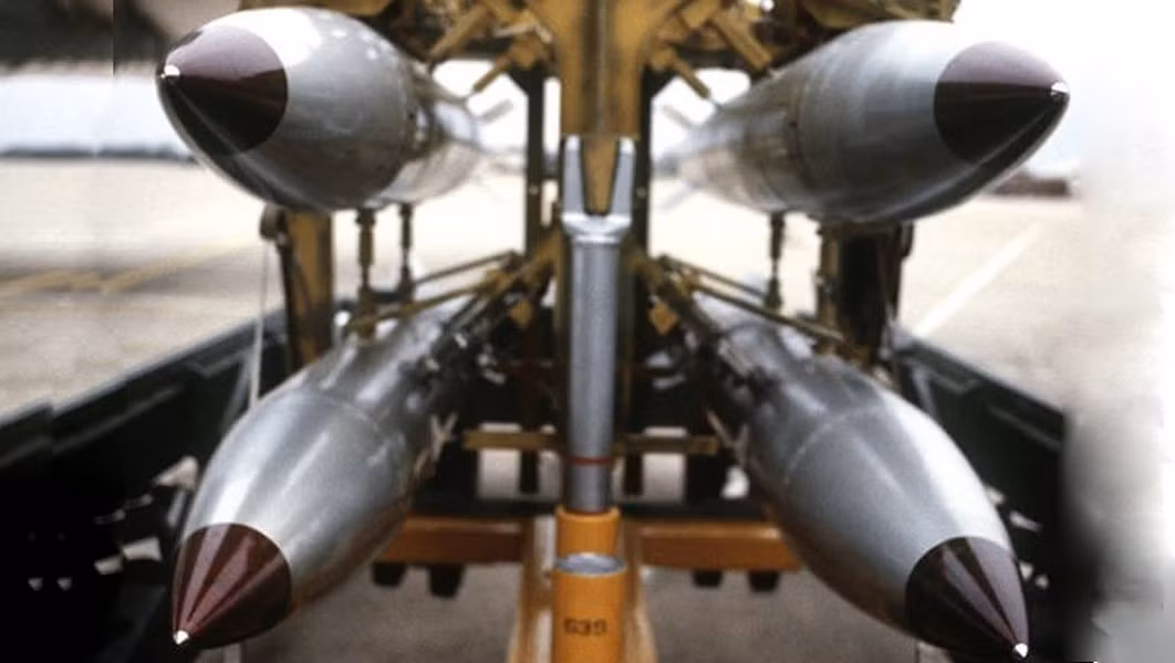 B61-12 có chiều dài 6,4 mét và nặng khoảng 374 kg. Nó được trang bị cụm dẫn đường đuôi mới và hệ thống dẫn đường quán tính (INS) để tăng độ chính xác khi tấn công.