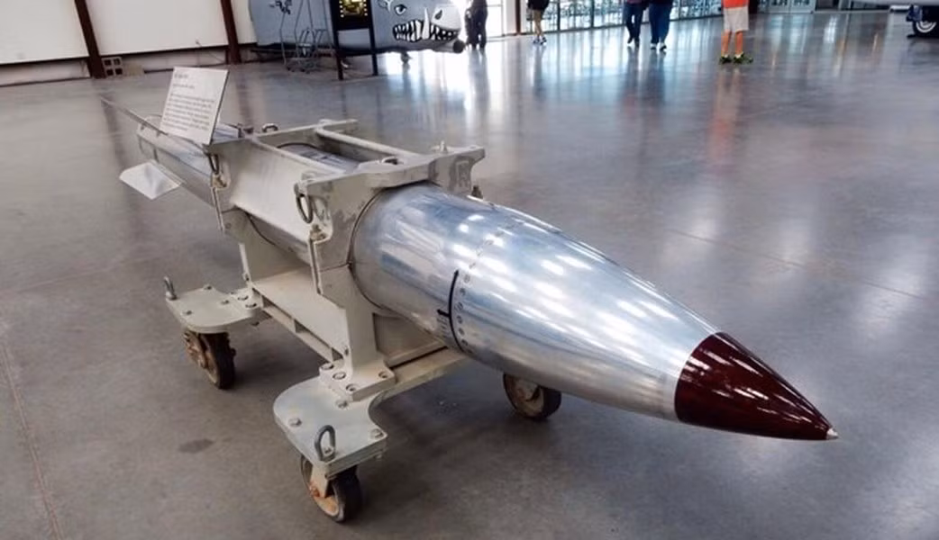 Quá trình hiện đại hóa B61-12 được khởi xướng dưới thời chính quyền Tổng thống Obama nhằm hợp nhất và thay thế một số mẫu cũ hơn, bao gồm B61-3, -4, -7 và -10, thành một biến thể -12 duy nhất với các tính năng an toàn, bảo mật và độ chính xác được cải thiện.