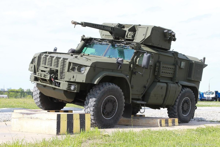 Ưu điểm chính của chiếc APC này nằm ở trọng lượng nhẹ, độ cơ động cao, dễ dàng không vận đến bất cứ nơi đâu bằng máy bay vận tải hay phương tiện chuyên chở đường sắt thông thường.