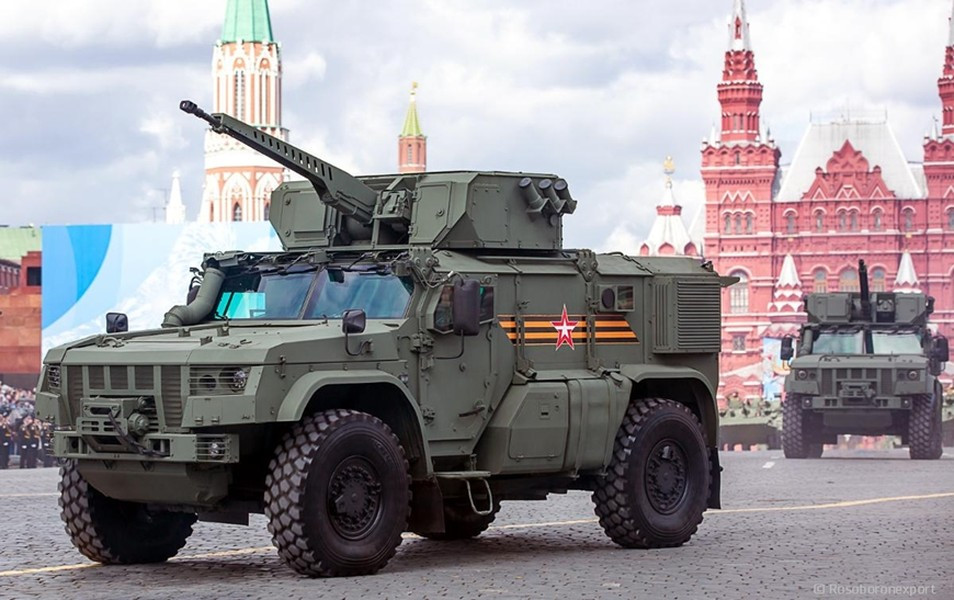 Buồng lái lắp đặt hệ thống quản lý tác chiến GALS-D1M nhằm theo dõi tình trạng động cơ, tốc độ di chuyển, hay quan sát chướng ngại vật trên đường thông qua 5 camera. Lái xe điều chỉnh độ được cao ngay khi đang chạy để phù hợp với địa hình bằng cách tăng giảm áp suất lốp.